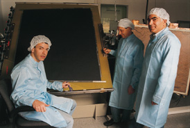 מעבדת גלאי החלקיקים במכון. מימין לשמאל: מאיר שועה, פרופ' גיורא מיקנברג, ופרופ' עילם גרוס